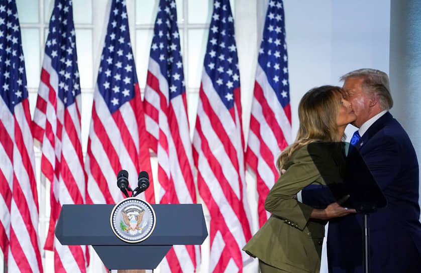 2020 год. Мелания Трамп целует мужа и президента США Дональда Трампа во время съезда республиканцев в Розовом саду Белого дома