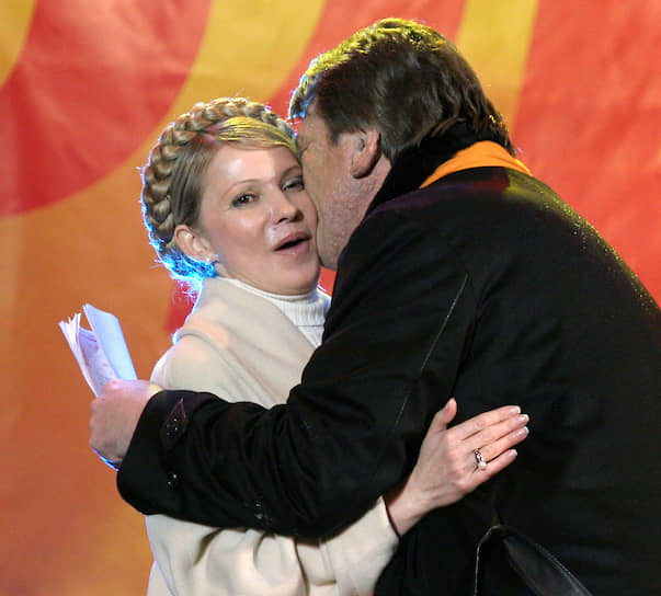 2005 год. Президент Украины Виктор Ющенко целует премьера Юлию Тимошенко во время празднования годовщины «оранжевой революции» на Майдане