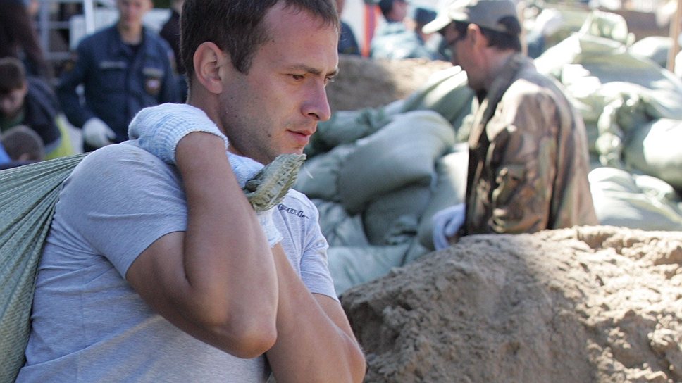 Волонтеры в Хабаровске набирают песок в мешки для строительства дамб