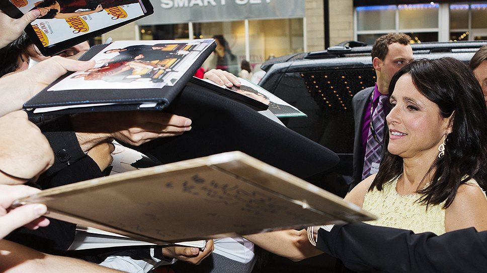 Американская актриса Джулия Луис-Дрейфус (справа) общается с поклонниками на кинофестивале в Торонто