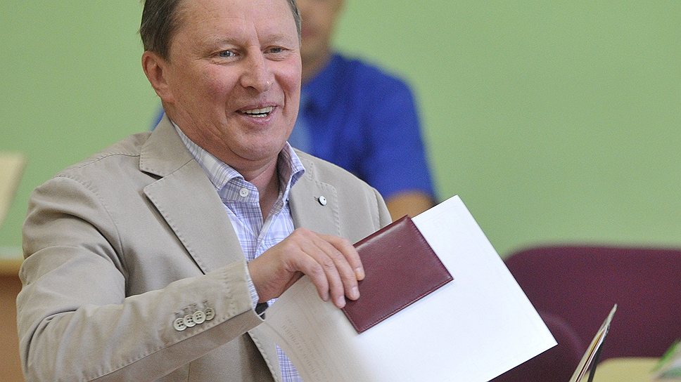 Руководитель администрации президента России Сергей Иванов во время голосования на выборах мэра Москвы
