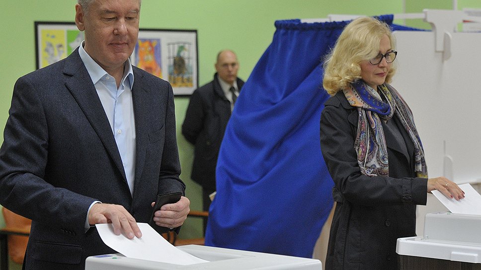 Врио мэра Москвы Сергей Собянин с супругой Ириной во время голосования