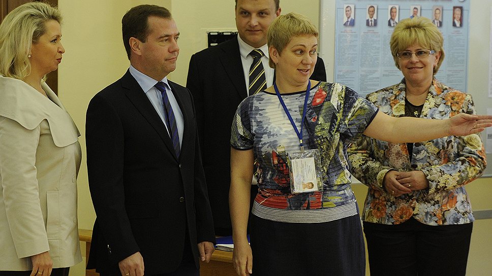 Председатель правительства России Дмитрий Медведев с супругой Светланой (слева) во время голосования на выборах мэра Москвы