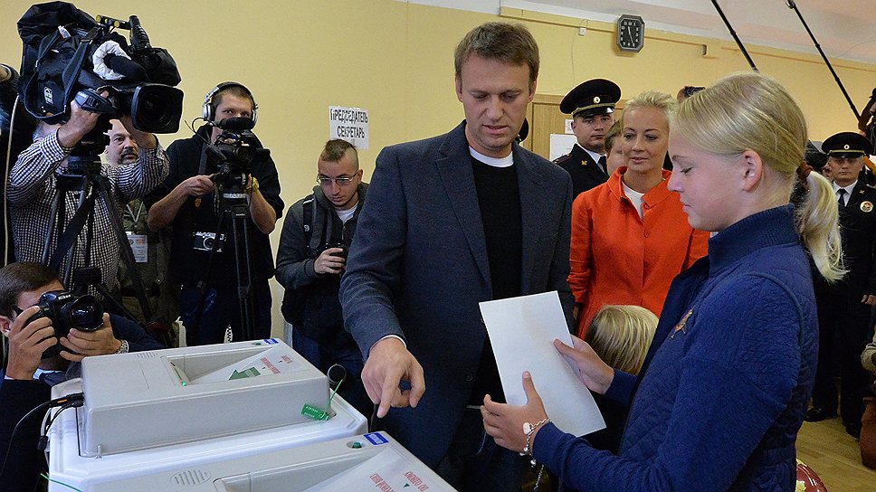 Кандидат в мэры Москвы от РПР-Парнас Алексей Навальный с семьей во время голосования