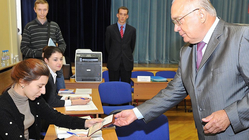 Ректор МГУ Виктор Садовничий во время голосования на выборах мэра Москвы