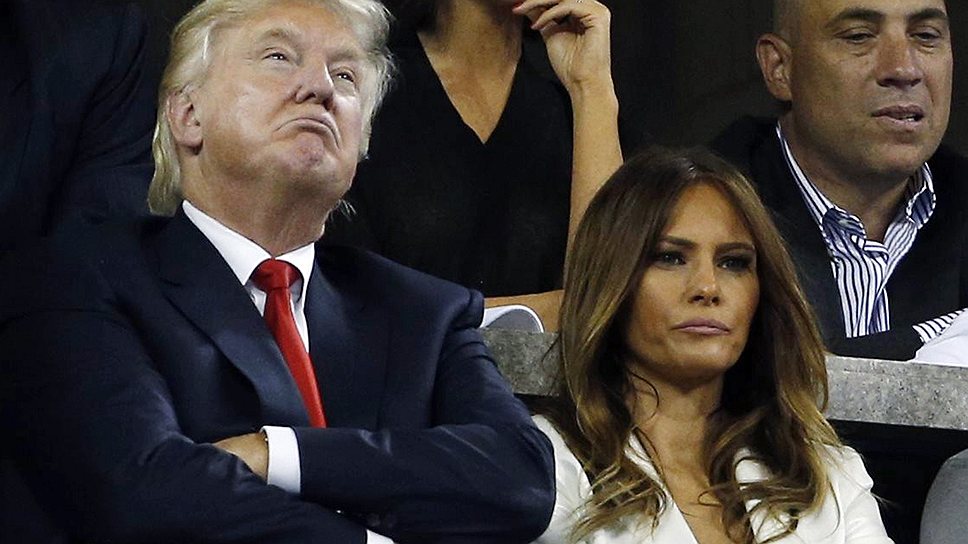 Бизнесмен Дональд Трамп с женой Меланьей смотрят матч Рафаля Надаля и Томми Робредо 
