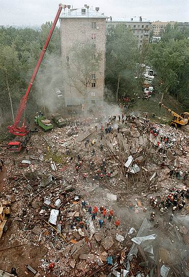 1999 год. В Москве взорван жилой дом на Каширском шоссе.В результате теракта, по официальным данным, погибли почти все жильцы дома — 124 человека, ранения различной степени тяжести получили семь человек