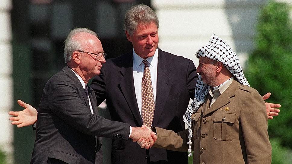 1993 год. Подписано соглашение между главой Палестинской национальной администрации Ясиром Арафатом (справа) и премьер-министром Израиля Ицхаком Рабином (слева) о признании Палестинской автономии