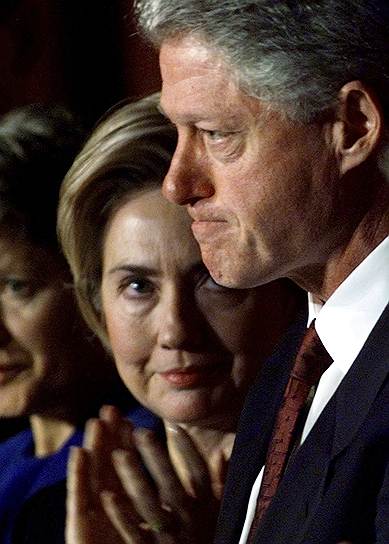 Сообщения о сексуальном скандале с Биллом Клинтоном и Моникой Левински в главных ролях появились 17 января 1998 года в интернете, а 21 января 1998 года — в газете The Washington Post. Первая леди Хиллари Клинтон тогда публично поддержала мужа