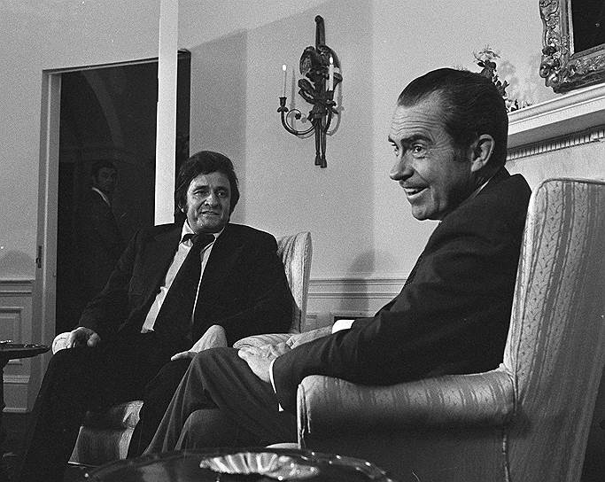 Джонни Кэш стал знаменит к концу 1950-х годов, в 1972 году был удостоен встречи с президентом США Ричардом Никсоном (на фото). В 1980 году 48-летний Джонни Кэш был принят в Зал славы кантри, став в нем самым молодым артистом