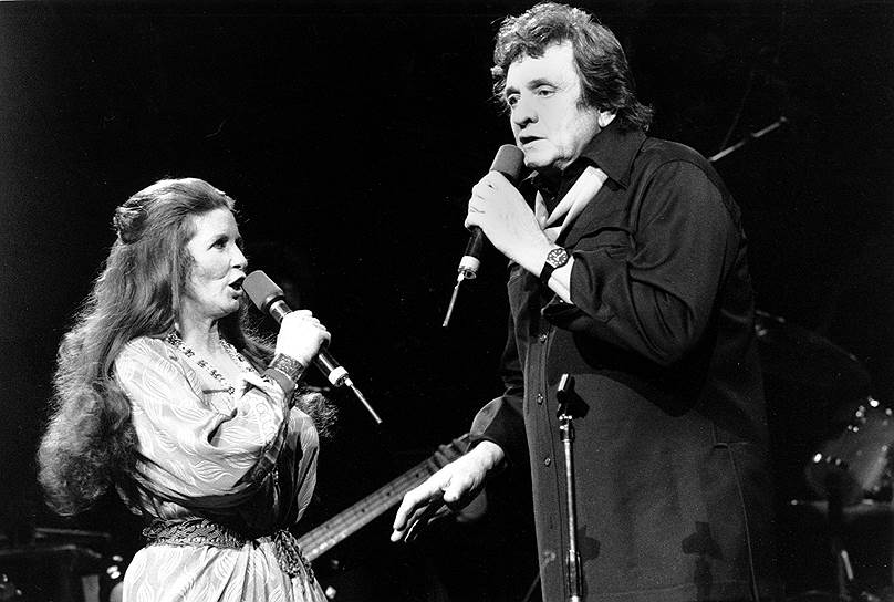 В 1968 году Джонни Кэш развелся со своей первой женой и женился на певице Джун Картер (на фото), с которой он вместе выступал на концертах и записывал песни