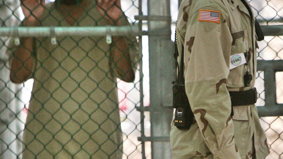 В январе 2002 года юрист администрации президента Буша Джон Йю представил в Министерство обороны США первый из серии документов, которые позже были названы «меморандумы по пыткам» и стали юридической основой для обращения с заключенными в Гуантанамо