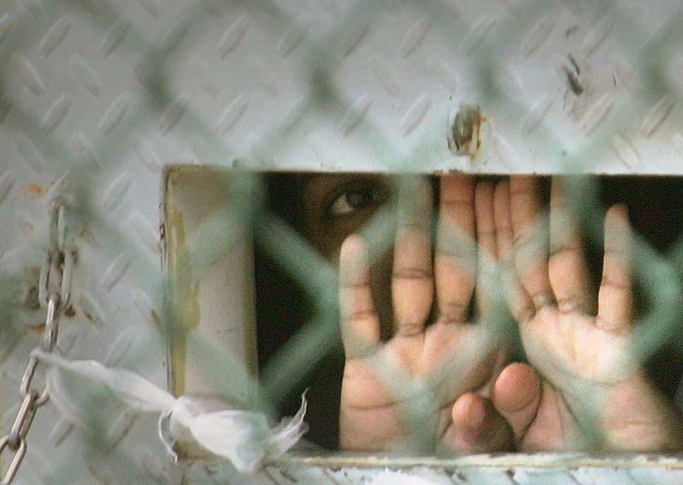 В январе 2009 года президент США Барак Обама подписал распоряжение о закрытии в течение года тюрьмы в Гуантанамо. Однако в декабре 2010 года палата представителей конгресса США проголосовала против этого решения
