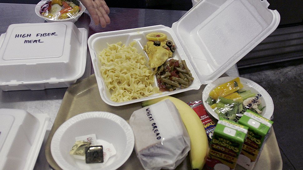 Заключенных кормят три раза в день, в общей сложности рацион составляет около 2,7 тыс. калорий