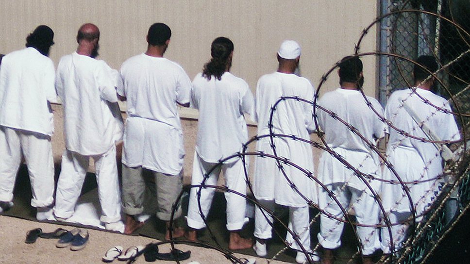 Когда заключенные передвигаются по лагерю — в душ или на спортивную площадку — на них надевают ручные и ножные кандалы