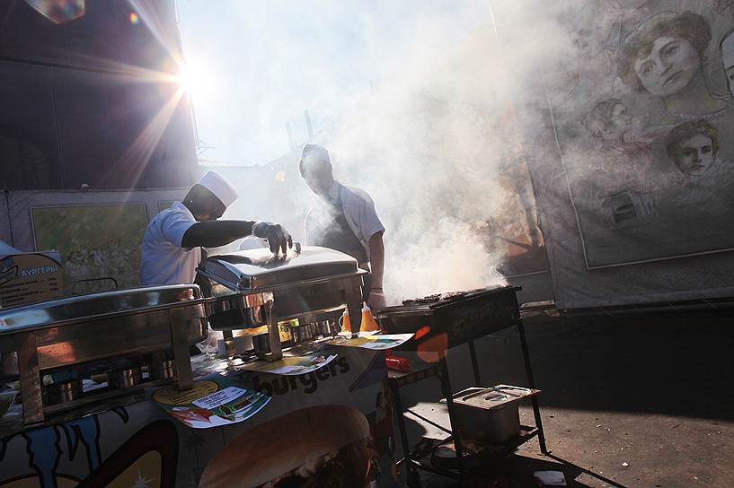 При Сергее Капкове в Москве стали нормой уличные фестивали, например фестиваль мировой еды и путешествий «Вокруг света»