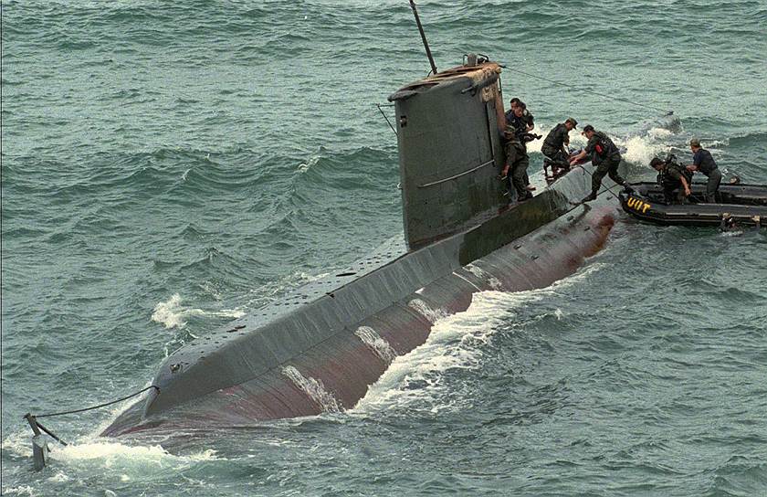 1996 год. В Японском море была обнаружена застрявшая на мели подлодка КНДР, выполнявшая разведывательную миссию. На борту находились члены спецназа, которые по суше попытались уйти от преследования южнокорейских войск. По меньшей мере 24 военнослужащих КНДР погибли, причем часть из них совершили самоубийство