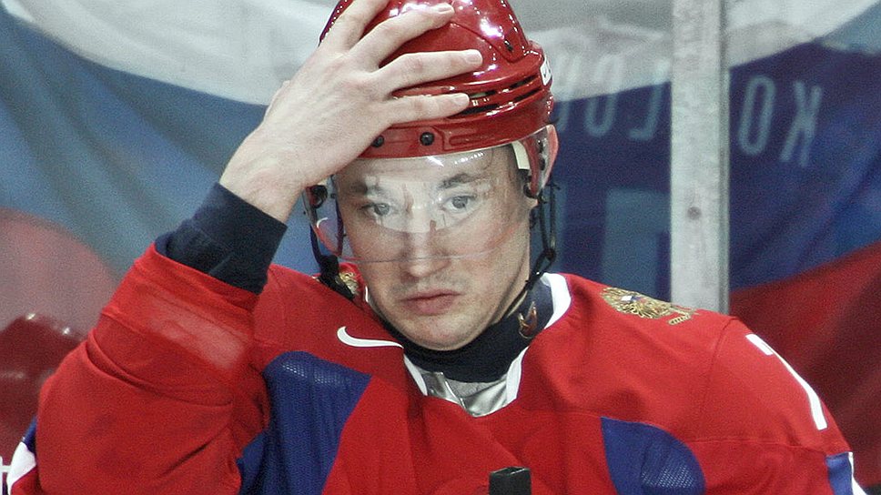 Снайпер Илья Ковальчук стал первой российской суперзвездой, в расцвете сил поменявшей Национальную хоккейную лигу на родную Континентальную: этим летом он расторг стомиллионный контракт с «Нью-Джерси Девилс» и отправился играть в петербургский СКА