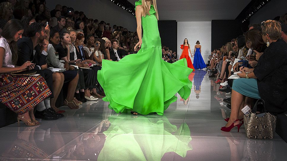 Модель демонстрирует платье из весенее-летней коллекции Ralph Lauren