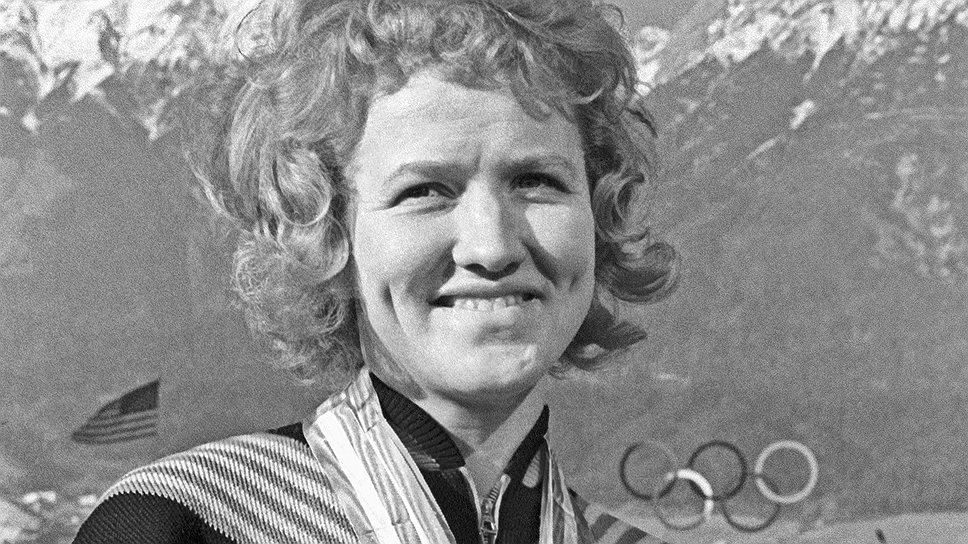 Сначала Лидия Скобликова занималась легкой атлетикой, а затем, решив попробовать себя в беге по ледовой дорожке, стала выдающейся конькобежкой. Любимица Никиты Хрущева Скобликова на Олимпиадах 1960 и 1964 года выиграла шесть золотых медалей. На второй из них — в Инсбруке — добилась уникального достижения, первенствовав на всех четырех входивших в программу дистанциях и была принята в члены КПСС ее генсеком прямо во время телефонного разговора после триумфа