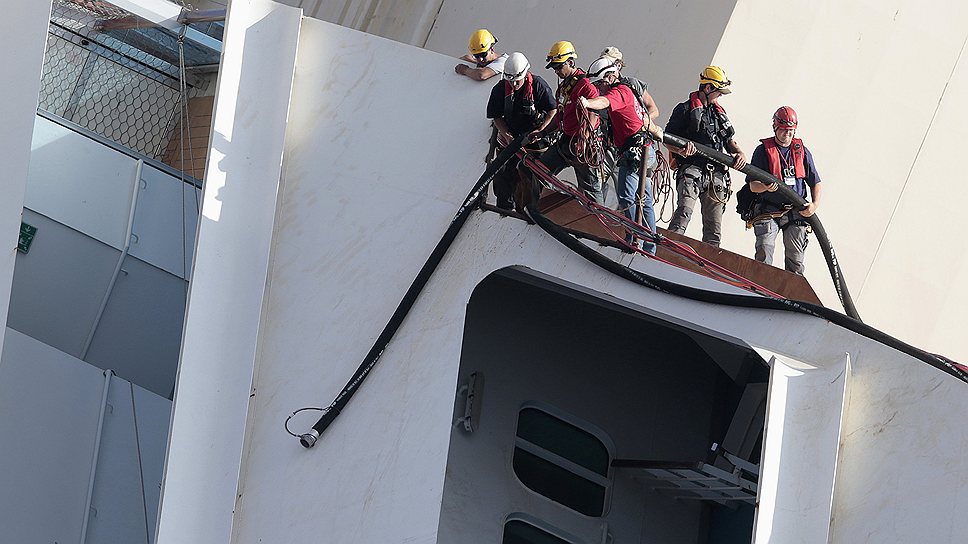 Спасателям потребовалось 19 часов, чтобы поставить на киль круизный лайнер Costa Concordia