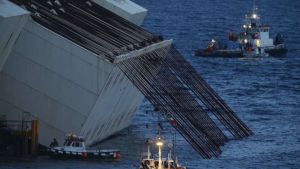 Для того чтобы снять лайнер с мели, спасатели использовали огромные крепления и тросы 
