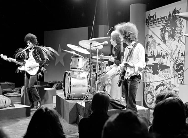 «Если я свободен, это только потому, что я работаю»
&lt;br>Чес Чандлер помог Хендриксу собрать группу The Jimi Hendrix Experience, пригласив басиста Ноэля Рединга (на фото справа) и барабанщика Митча Митчела (в центре). Первое выступление группы прошло в Лондоне