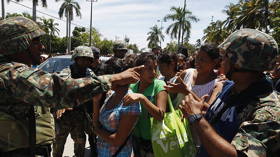 Службы эвакуируют многочисленных туристов (около 40 тыс.) из пострадавшего туристического района Акапулько