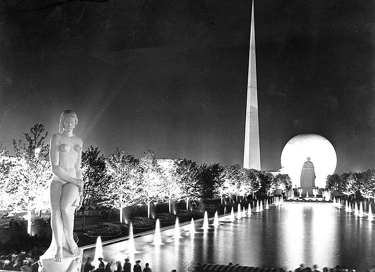 1939 год. Во время Всемирной ярмарки в Нью-Йорке (США) заложена капсула времени, которую должны вскрыть в 6939 году
