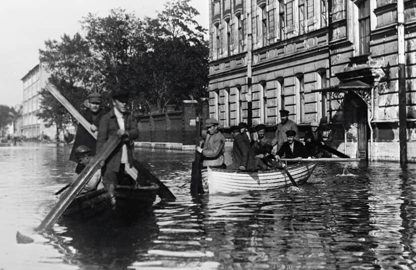1924 год. В Ленинграде произошло сильное наводнение, вода в Неве поднялась до отметки 380 см выше ординара