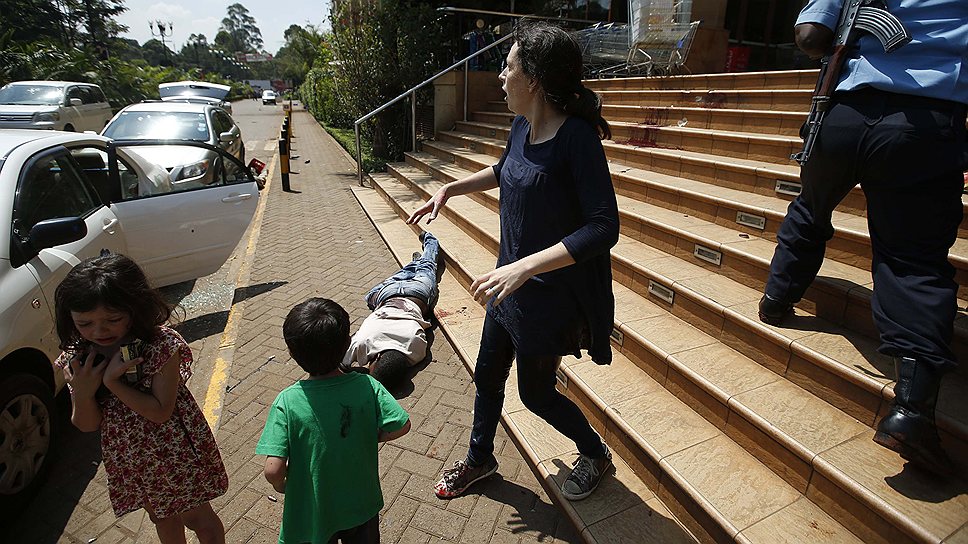 В результате нападения боевиков на посетителей торгового центра Westgate в столице Кении Найроби погибли 60 человек, ранения получили более 200 человек