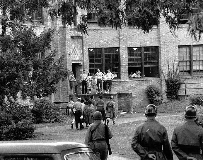 1957 год. Президент США Дуайт Эйзенхауэр послал в Литл-Рок тысячу десантников для охраны от расистов девяти чернокожих школьников, посещающих общую школу