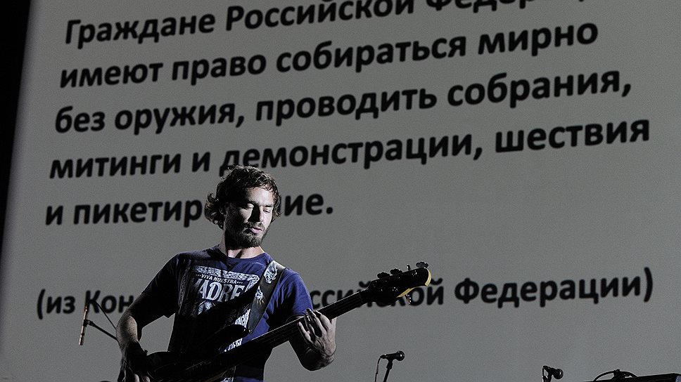 Noize MC выступал на концерте первым — сразу после показа клипа о событиях на Болотной площади 6 мая 2012 года