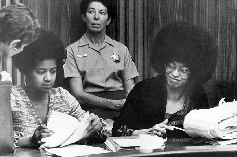 Одна из самых известных женщин-заключенных — американская правозащитница Анджела Дэвис (слева). Она занималась общественной деятельностью в тюрьме Сан-Квентин, где встретила Джорджа Джексона, активиста организации «Черные пантеры», влюбилась в него и решила освободить. 7 августа 1970 года была предпринята попытка освобождения заключенных в зале суда, в результате чего был убит судья. Против Анджелы Дэвис были выдвинуты обвинения в заговоре, захвате заложников и убийстве, так как по калифорнийским законам владелец оружия, из которого совершено убийство, считался соучастником. Два месяца правозащитница скрывалась от полиции, однако была арестована в Нью-Йорке и провела под стражей 18 месяцев. Обвинению не удалось доказать причастность Дэвис к захвату заложников и убийству. После освобождения Анджела Дэвис стала членом ЦК Коммунистической партии США, баллотировалась от нее в паре с Гэсом Холлом на пост вице-президента США в 1980 (когда с ней встретился лично Леонид Ильич Брежнев) и 1984 годах. Посещала Советский Союз. Сейчас 69-летняя Анджела Дэвис — профессор истории развития разума и феминистских исследований Калифорнийского университета в Санта-Крусе