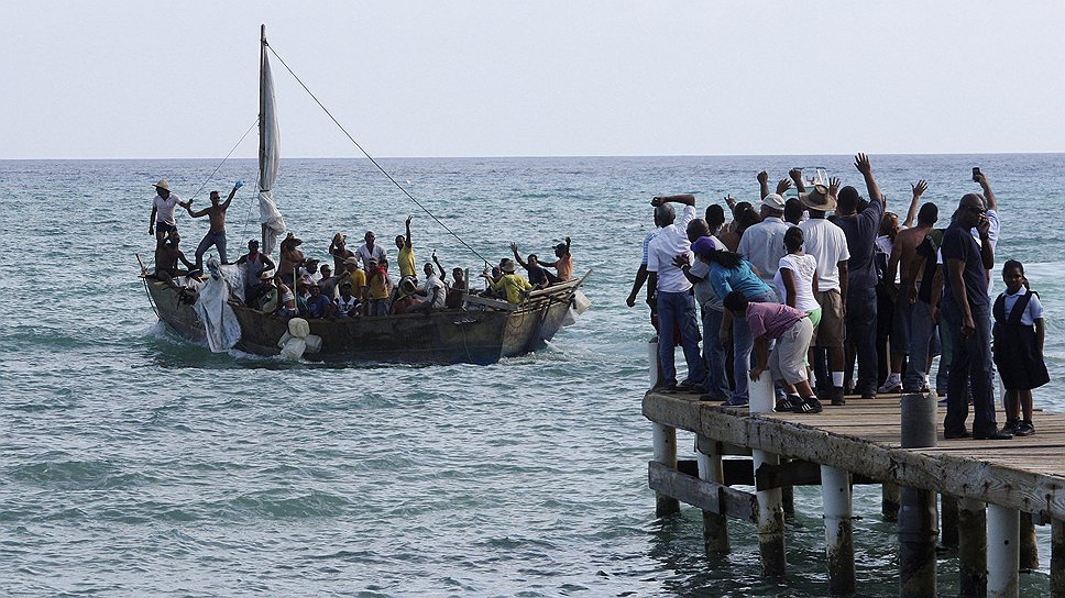 Официальные лица Каймановых островов утверждают, что все большее число кубинцев пытаются проникнуть в их территориальные воды. Это связано с тем, что кубинцы обеспокоены возможными изменениями в иммиграционном законодательстве США и пытаются заранее попасть на территорию этой страны, используя Кайманы перевалочный пункт  