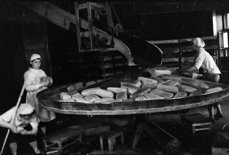 1935 год. В СССР снизили цены на хлеб и отменили карточки на мясо, рыбу и сахар