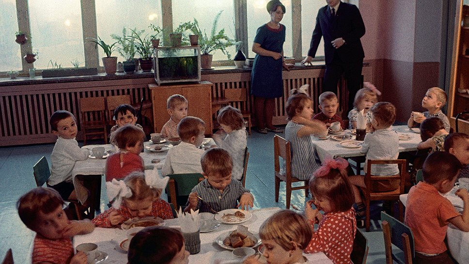 В систему детских садов в СССР (частично и после перестройки) входили ясли, детские сады, ясли-сады (появились в 1959 году), предназначенные для детей в возрасте до семи лет. Распространены были и «пятидневки»: ребенка приводили в детсад в понедельник и забирали только в пятницу вечером
