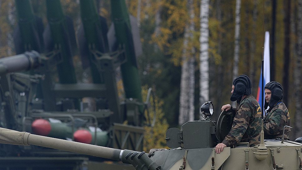 Дмитрию Медведеву и его заместителю Дмитрию Рогозину  на выставке рассказали о боевых характеристиках огнеметной системы ТОС-1А