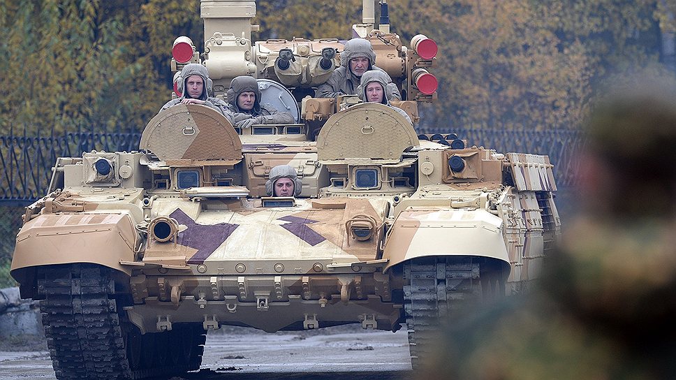 Дмитрий Медведев заявил, что увидеть образцы новой военной техники удастся уже на параде Победы в 2015 году 