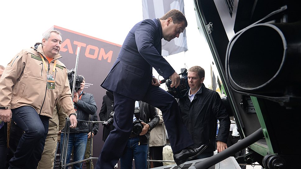 В рамках закрытого показа, премьер-министр РФ Дмитрий Медведев увидел универсальную танковую платформу «Армата». На выставке господина Медведева сопровождал его заместитель Дмитрий Рогозин 
