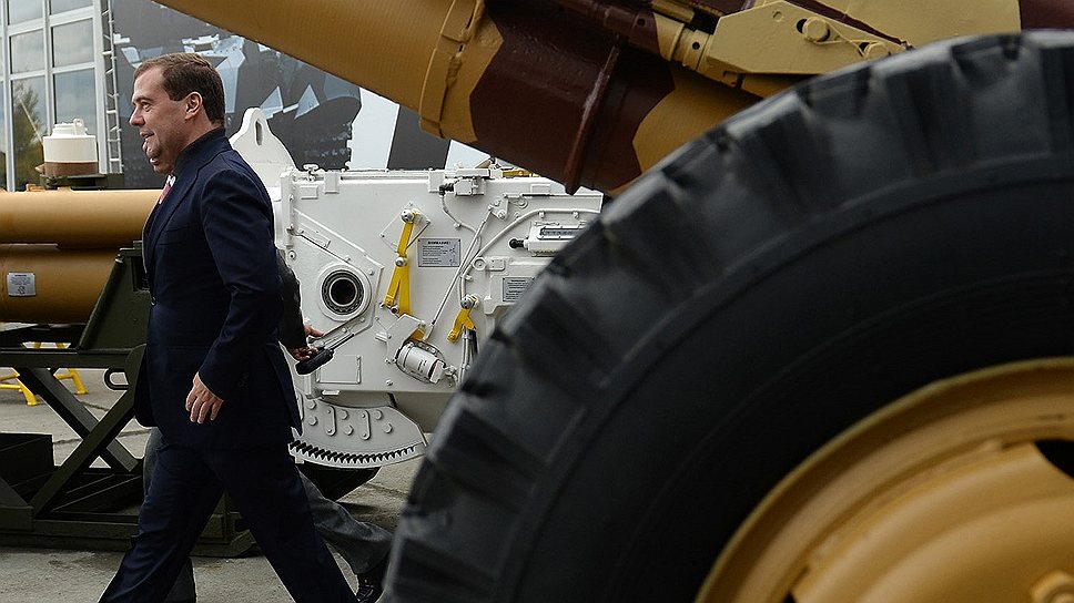 После осмотра техники в закрытых павильонах, Дмитрий Медведев осмотрел образцы гусеничной военной и инженерной техники, а также новейшие разработки в области пожаротушения