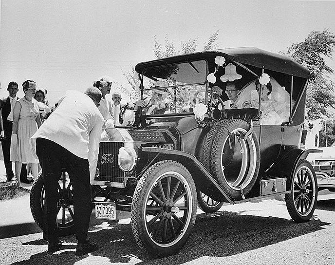 1908 год. В производство был введен автомобиль Ford Model T или Tin Lizzie, ставший благодаря своей низкой цене ($850), выносливости и экономичности самым популярным автомобилем первой четверти века