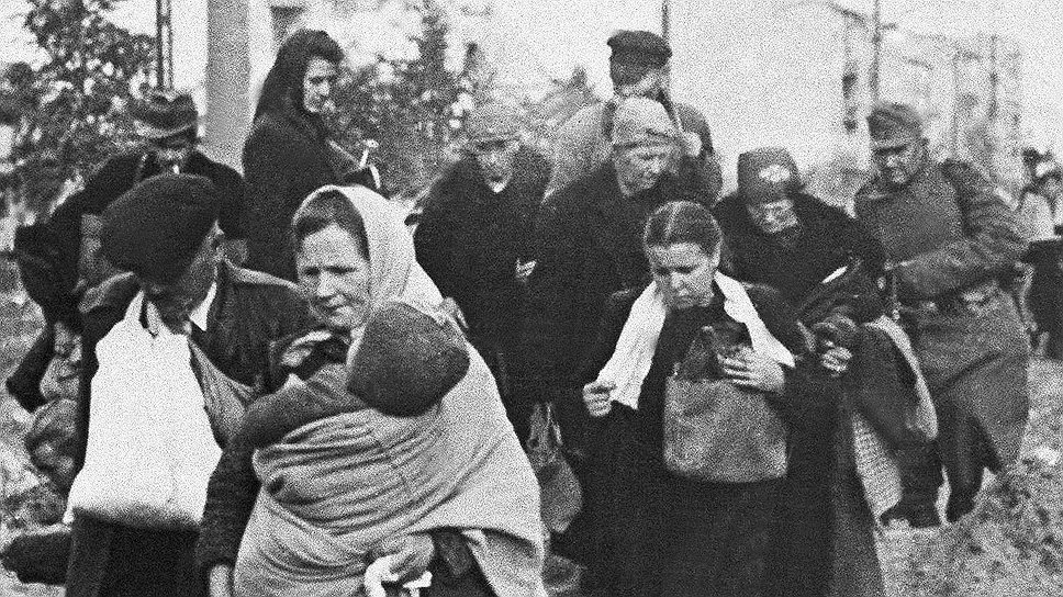 2 октября 1944 года было подписано соглашение о капитуляции. 17 тыс. повстанцев попали в плен, в том числе 922 офицера Армии Крайовой. Отрядам Армии Людовой удалось уйти из города и частично пробиться через Вислу. За время восстания Варшава была практически полностью разрушена