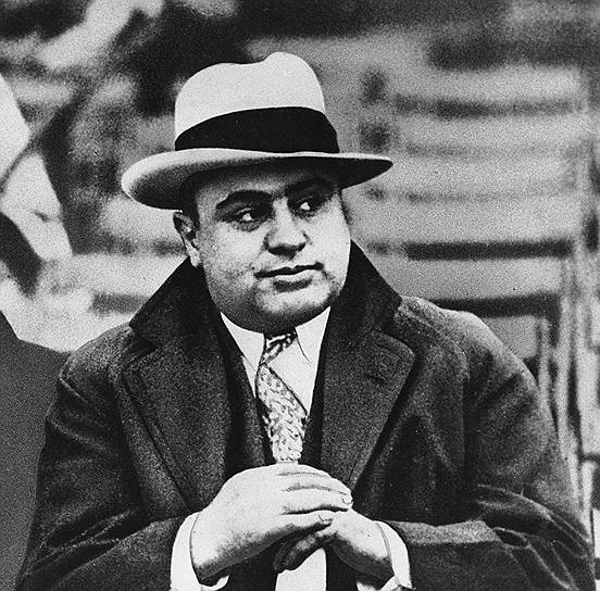 Один из самых известных гангстеров времен сухого закона — Аль Капоне, прозванный «Лицо со шрамом», действовал в Чикаго. Под прикрытием торговли мебелью Аль Капоне занимался бутлегерством, игорным бизнесом и сутенерством