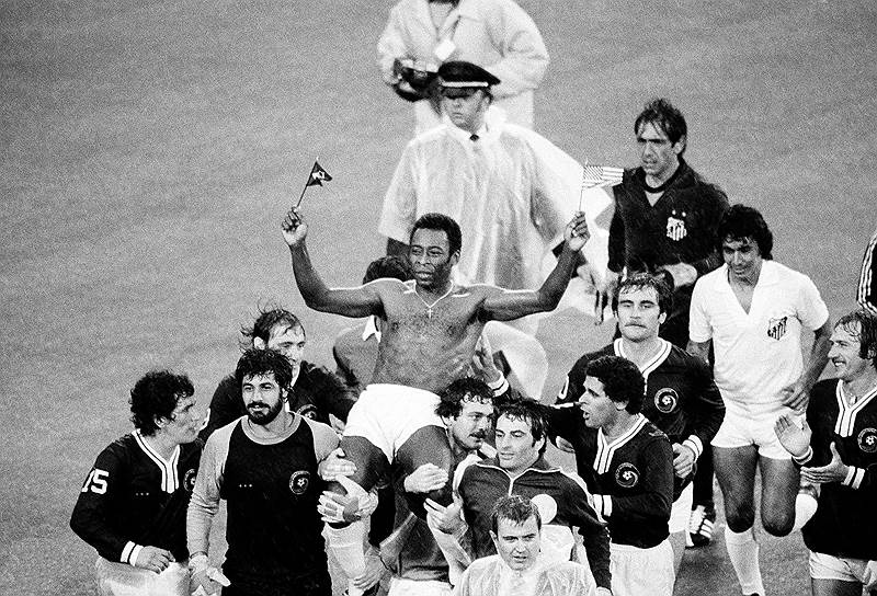 1977 год. Пеле сыграл прощальный матч, в котором он по одному тайму сыграл за «Космос» и «Сантос», и завершил футбольную карьеру