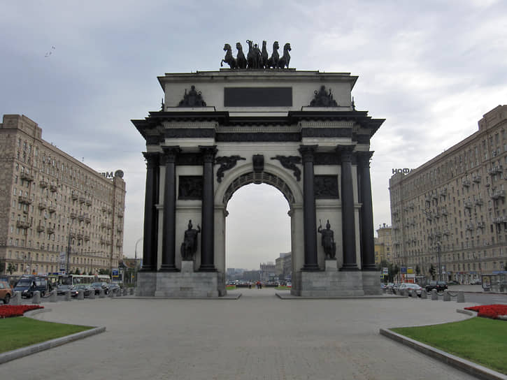 1834 год. В Москве, за Тверской Заставой, открыты Триумфальные ворота