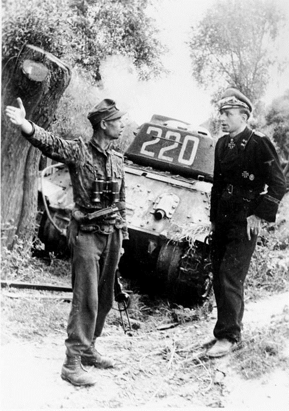 Т-34, подбитый под Варшавой. На переднем плане справа — командир 3-го танкового полка дивизии «Мертвая Голова» Эрвин Мейердресс