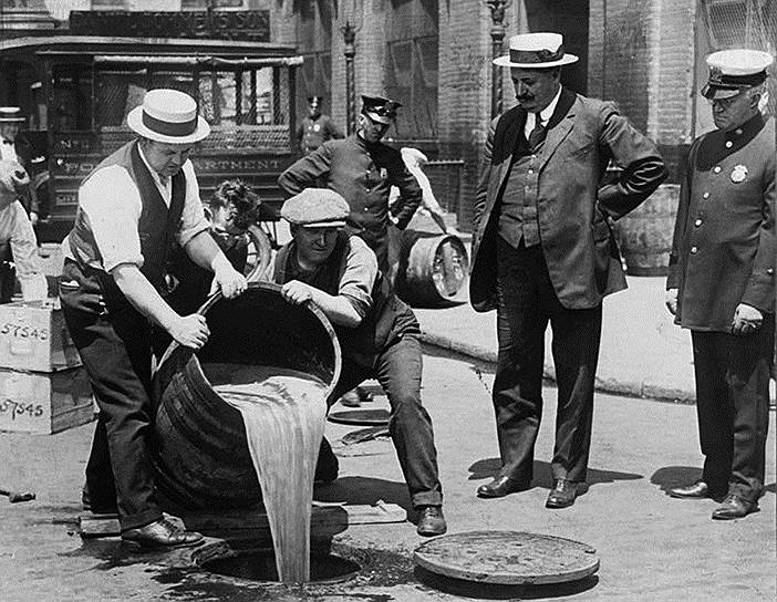 Сухой закон действовал в США в течение 13 лет. Принятая в 1919 году поправка к Конституции, запрещающая «производство, продажу и транспортировку опьяняющих напитков», была направлена на облегчение адаптации в американском обществе бедных иммигрантов