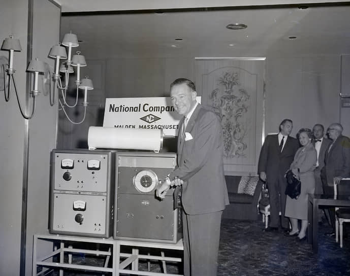 1956 год. В Нью-Йорке продемонстрированы «Atomichron» — первые в мире атомные часы для коммерческой продажи