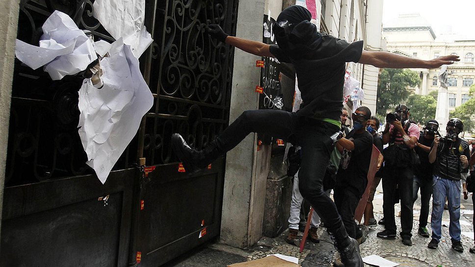 Мирная демонстрация учителей в Рио-де-Жанейро переросла в очередное столкновение с полицией 